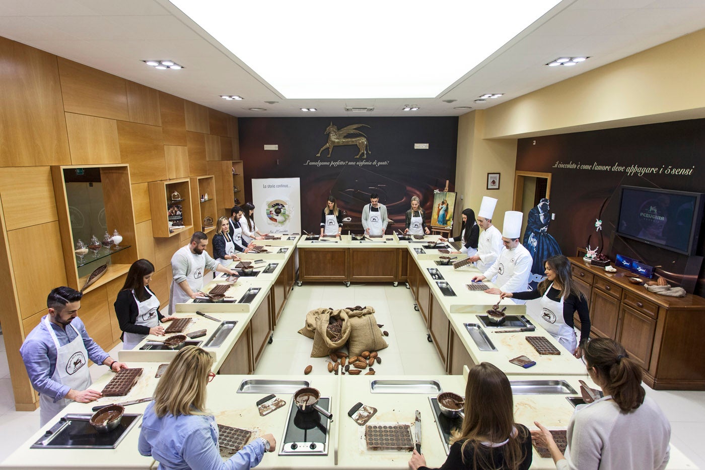Alberto Farinelli and one of his chocolate classes