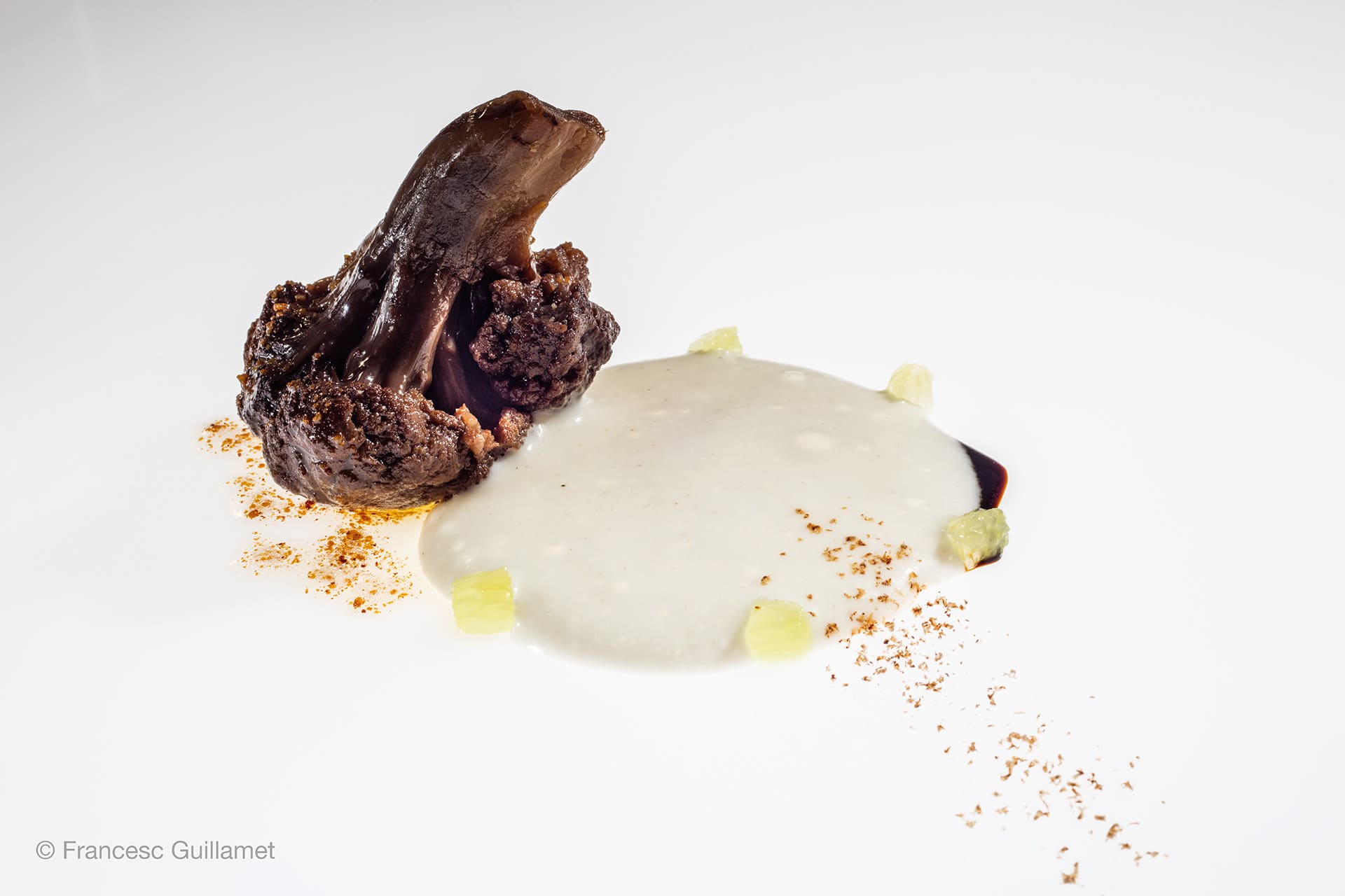 Black cauliflower with coconut and lime bechamel @Francesc-Guillamet