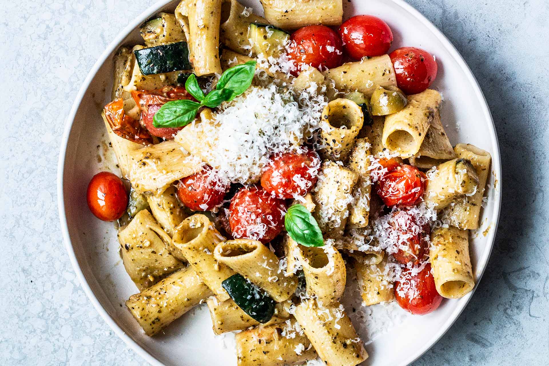 Pasta with pesto, tomatoes and Zucchini