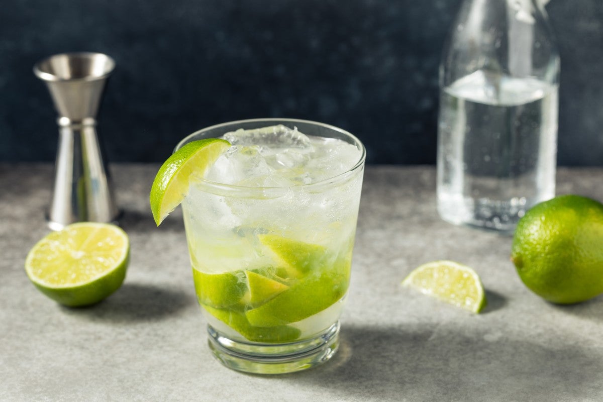 Cocktail made with rum and tonic water