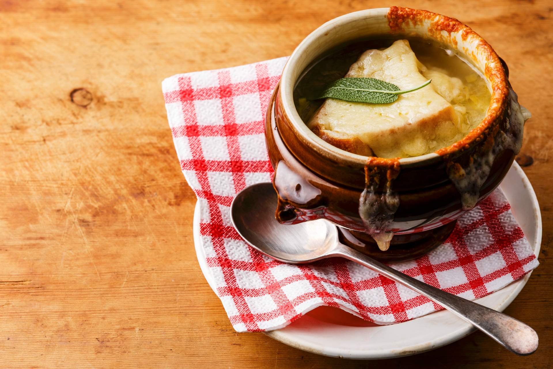 bowl of onion soup ©StockFood The Picture Pantry