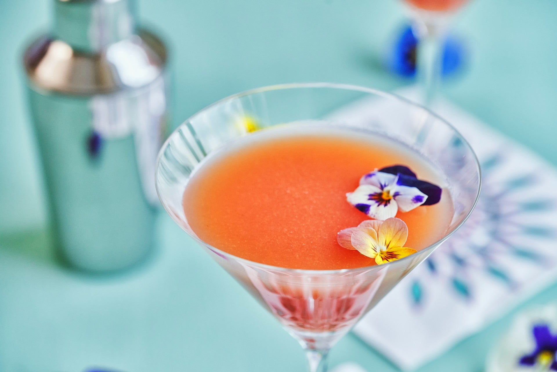 cocktail-garnishes-edible-flowers