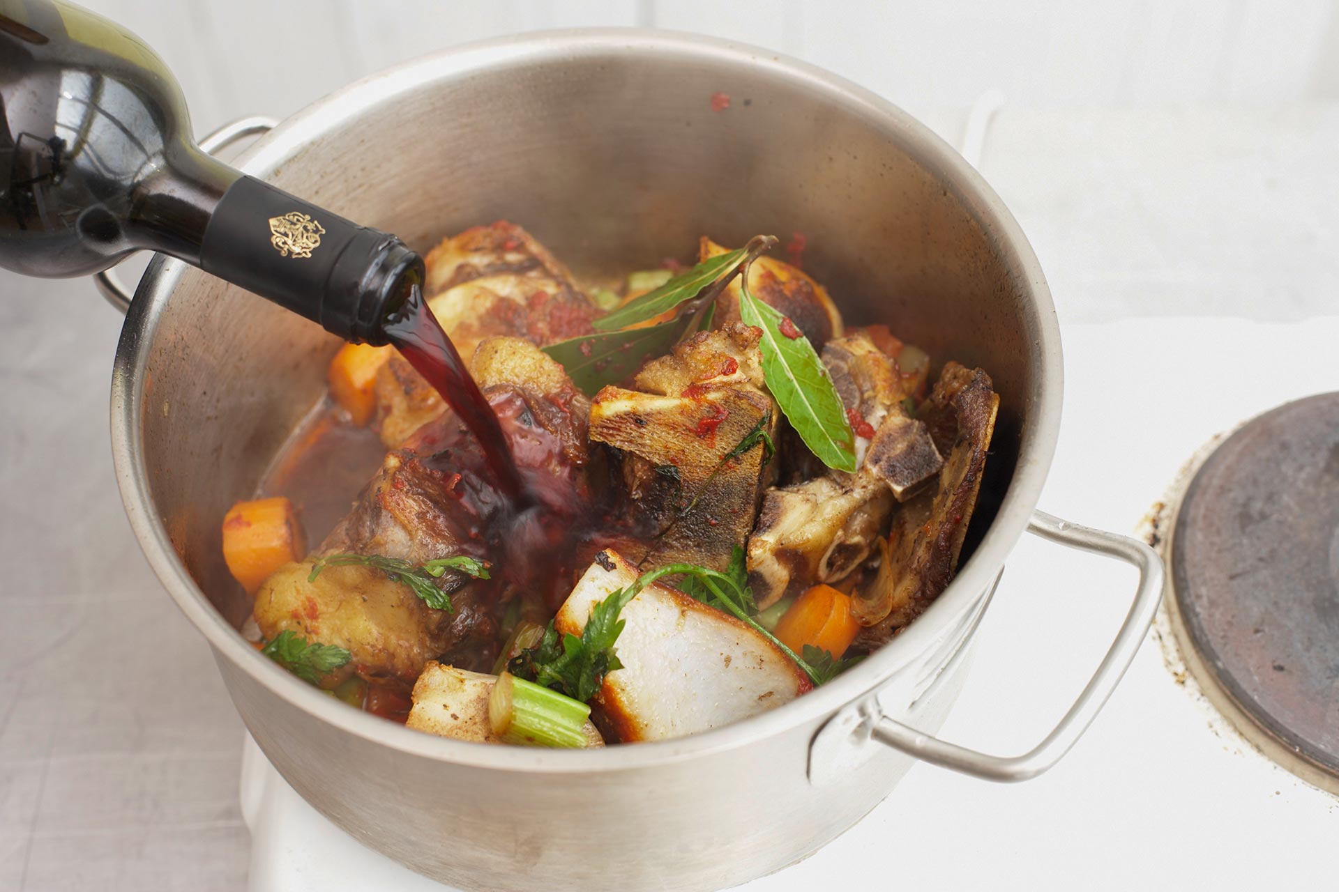 Deglazing with red wine