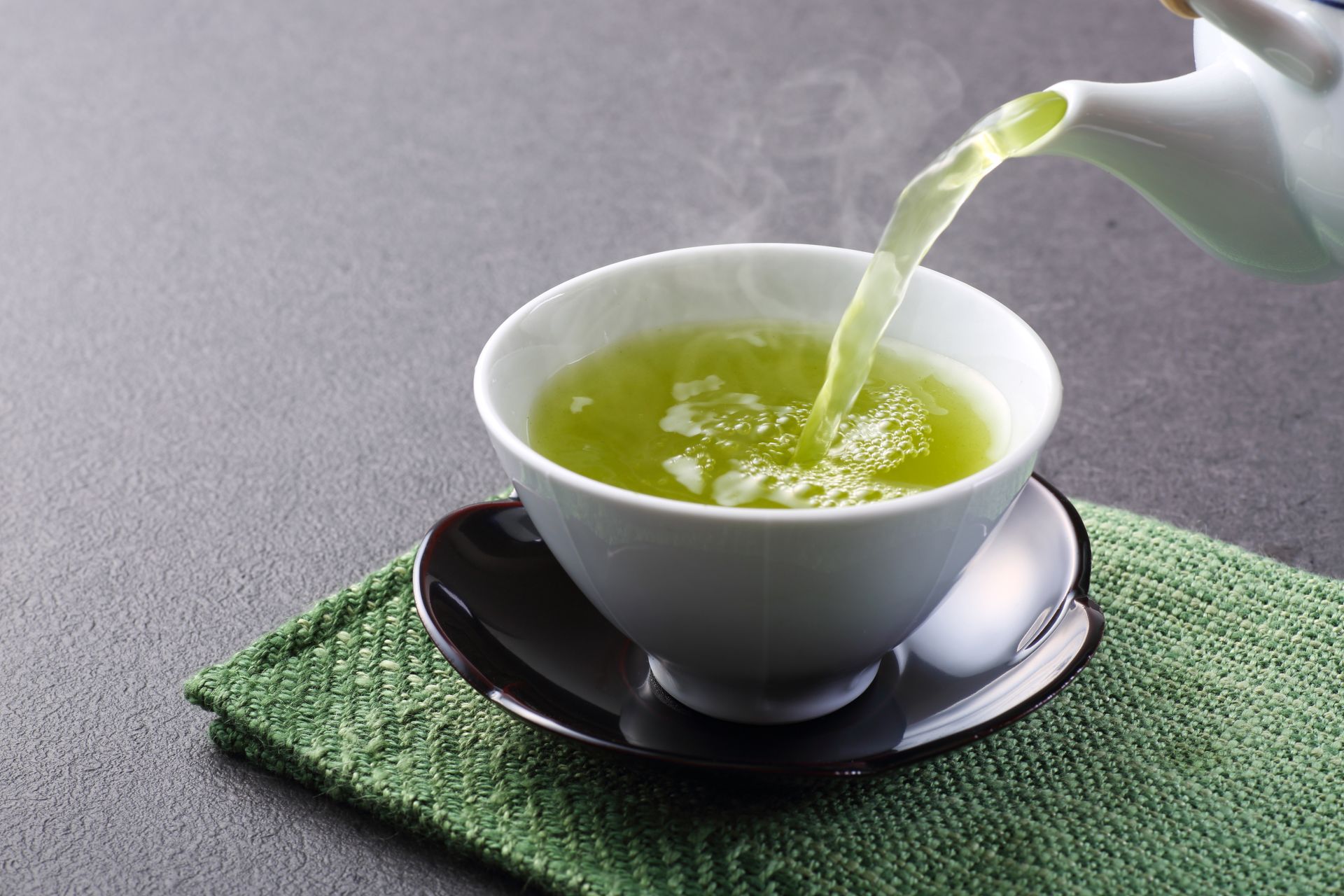 green-tea-pouring