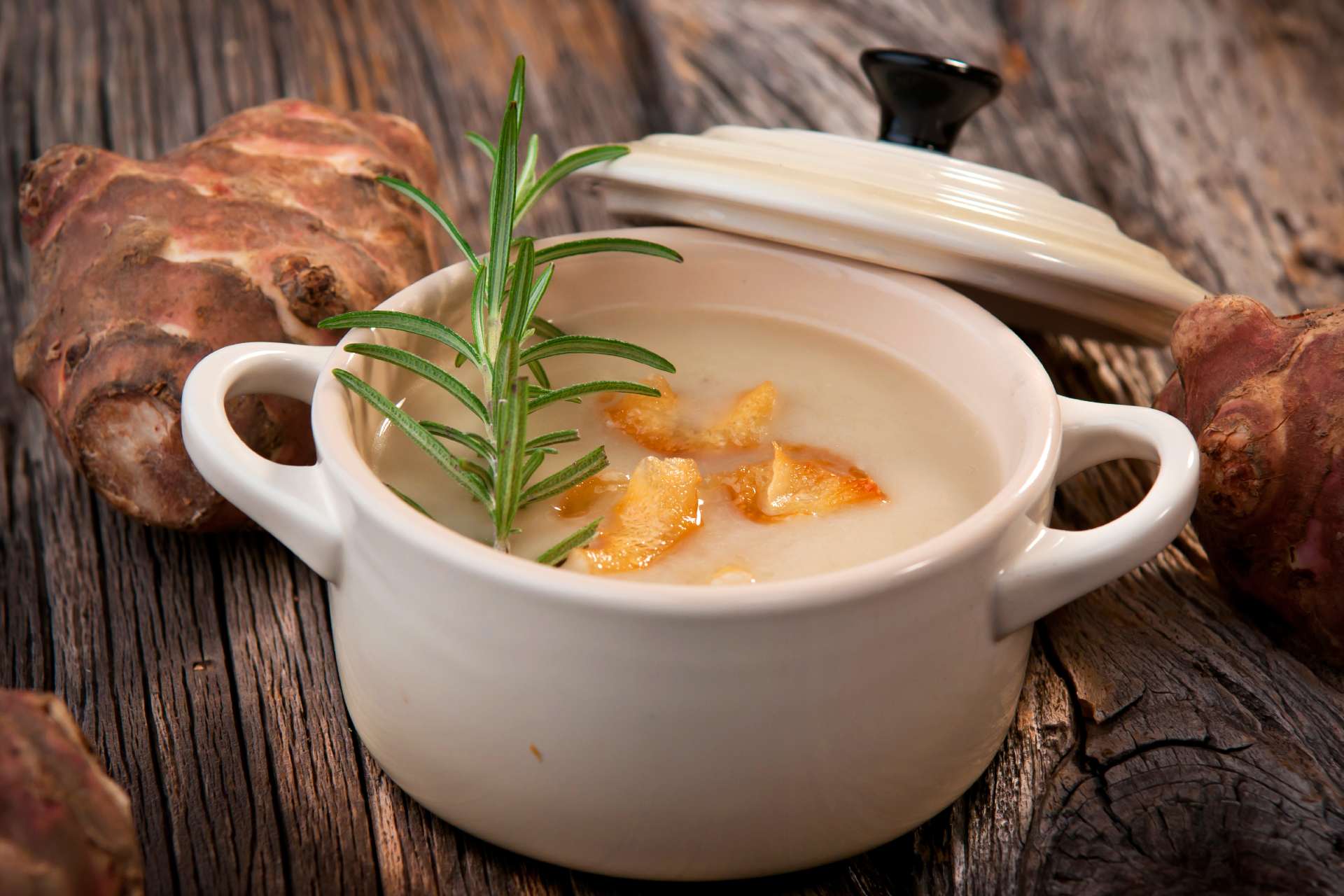 jerusalem artichokes soup ©iStock