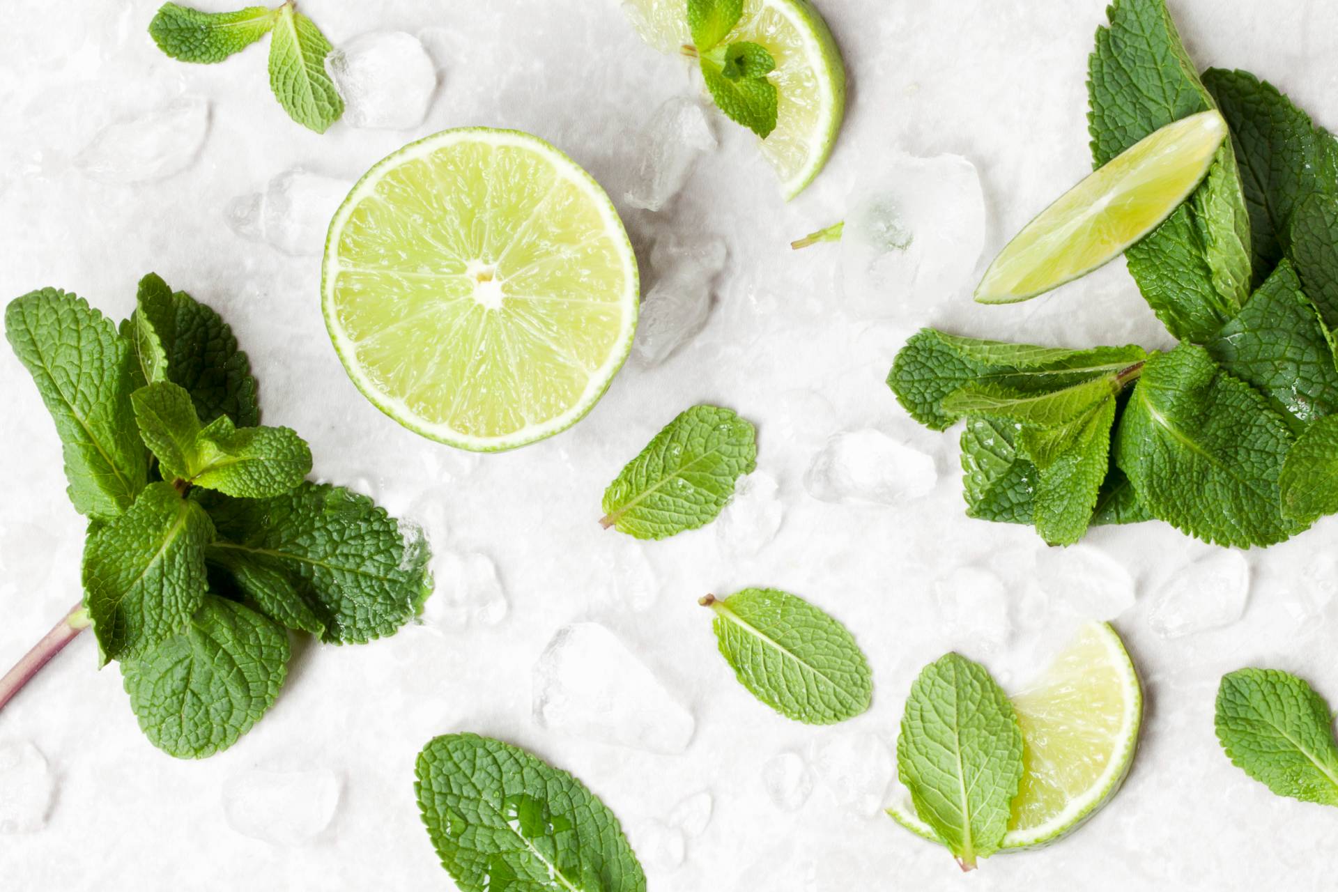 lomon_and_mint_on_table©StockFood _ Saunders, Jane