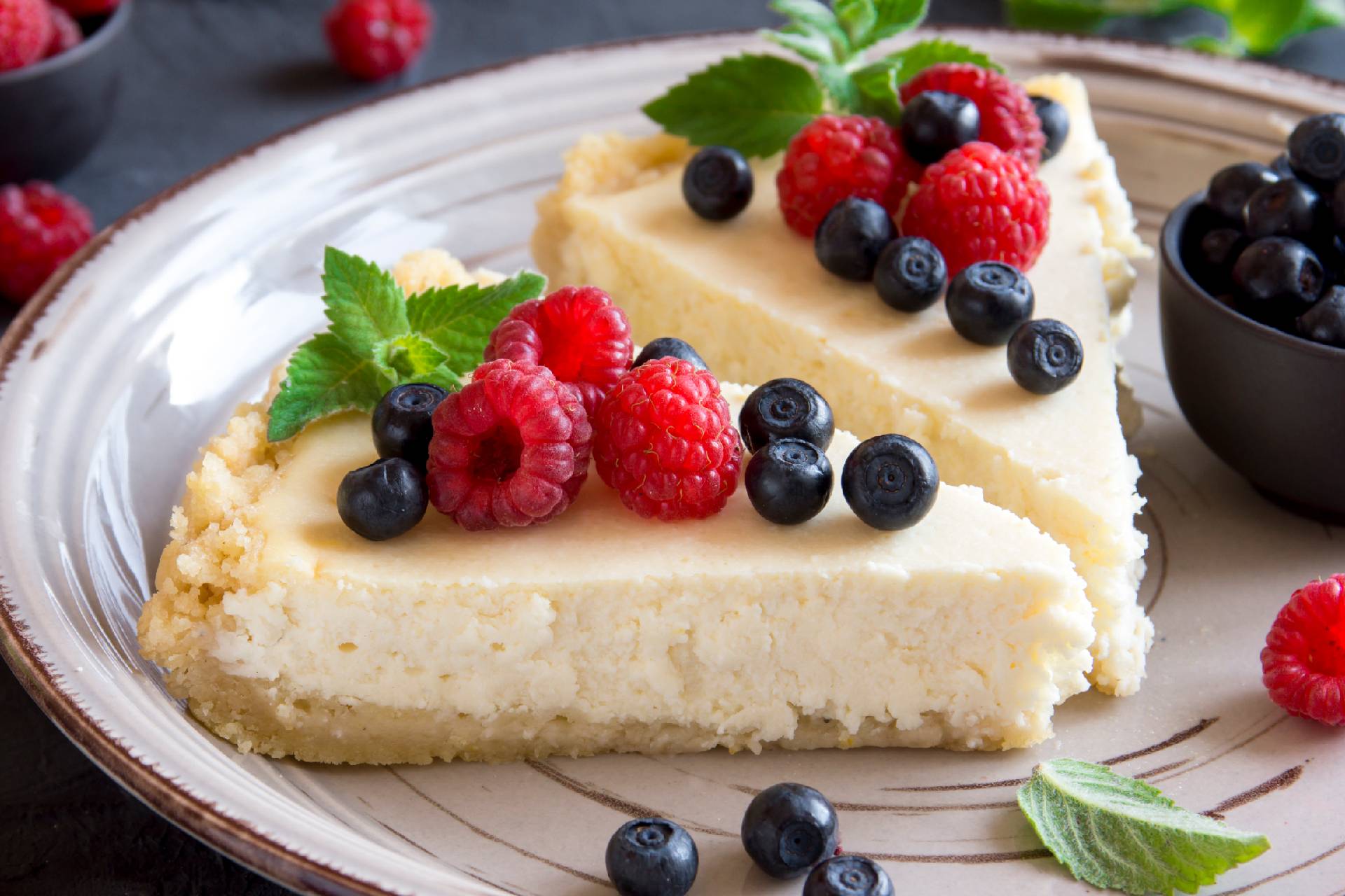 mascarpone cheesecake with berries ©iStock