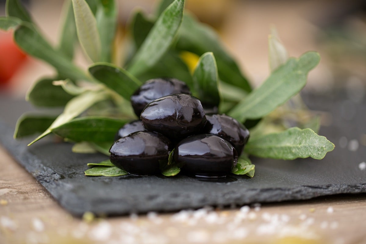 Some black small-size Nyons olives