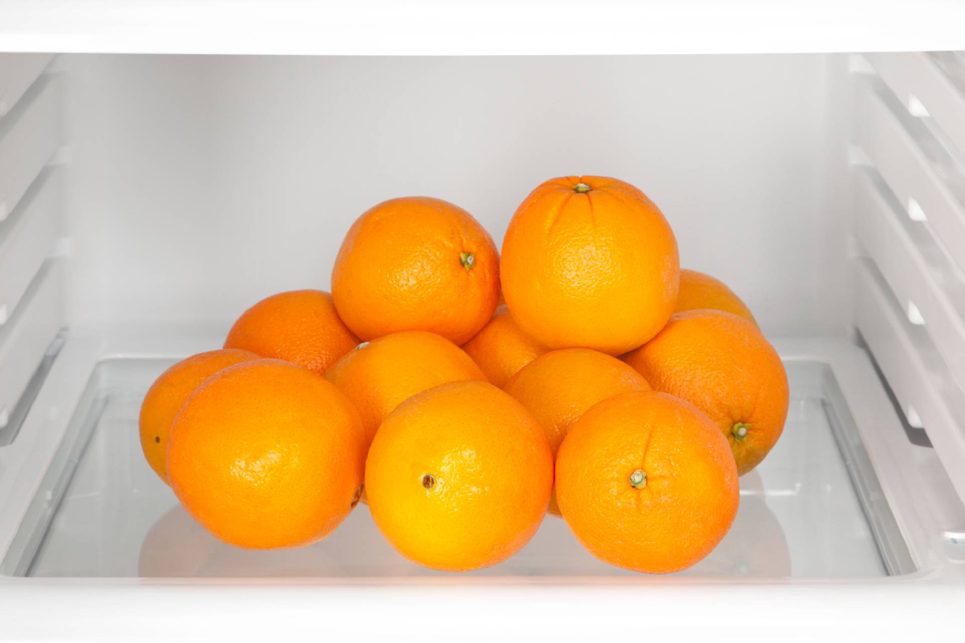oranges in the fridge ©iStock
