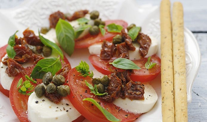 caprese con pomodori secchi caprese con pomodori secchi