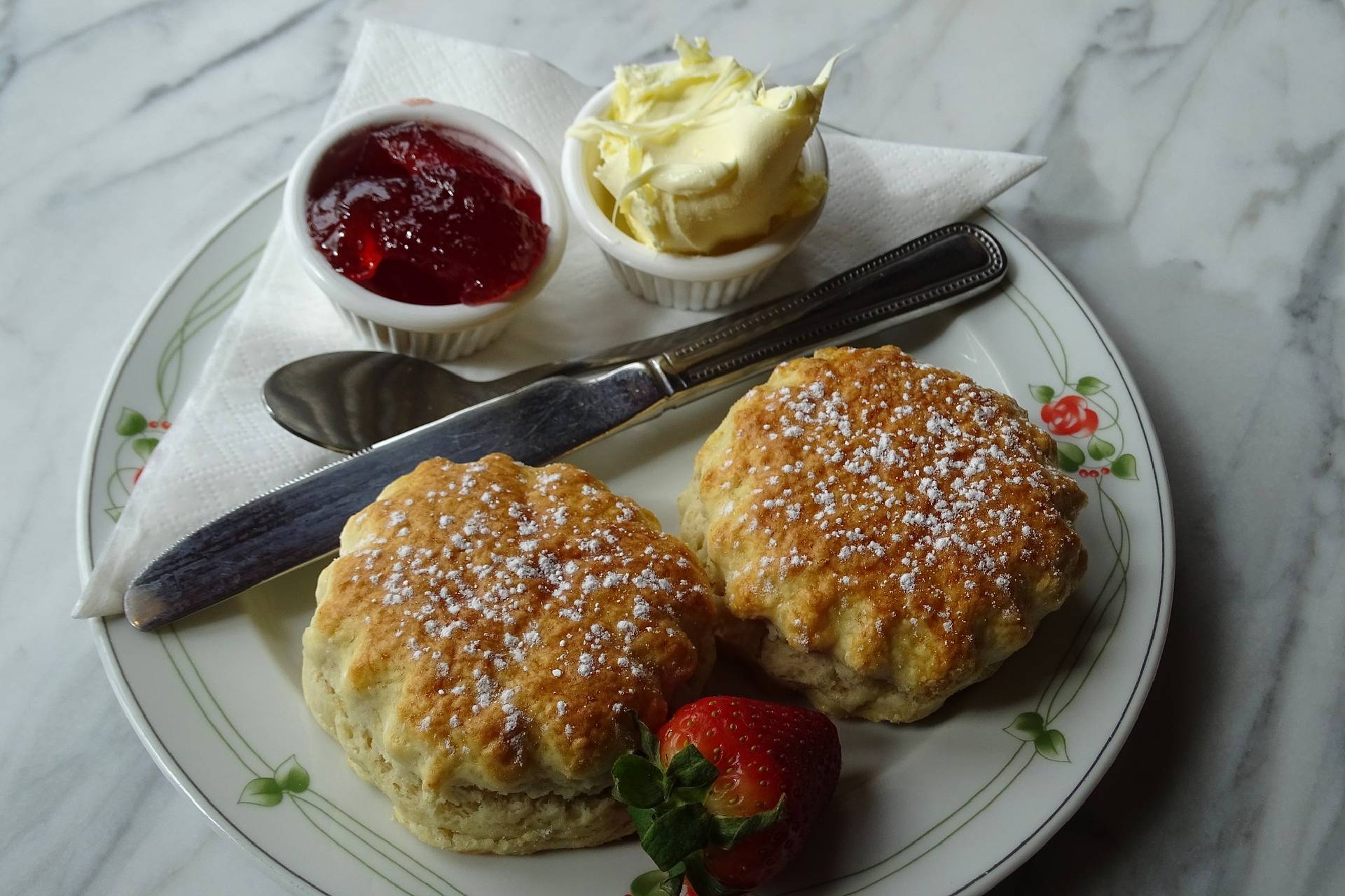 scones with jam and cream - pixabay