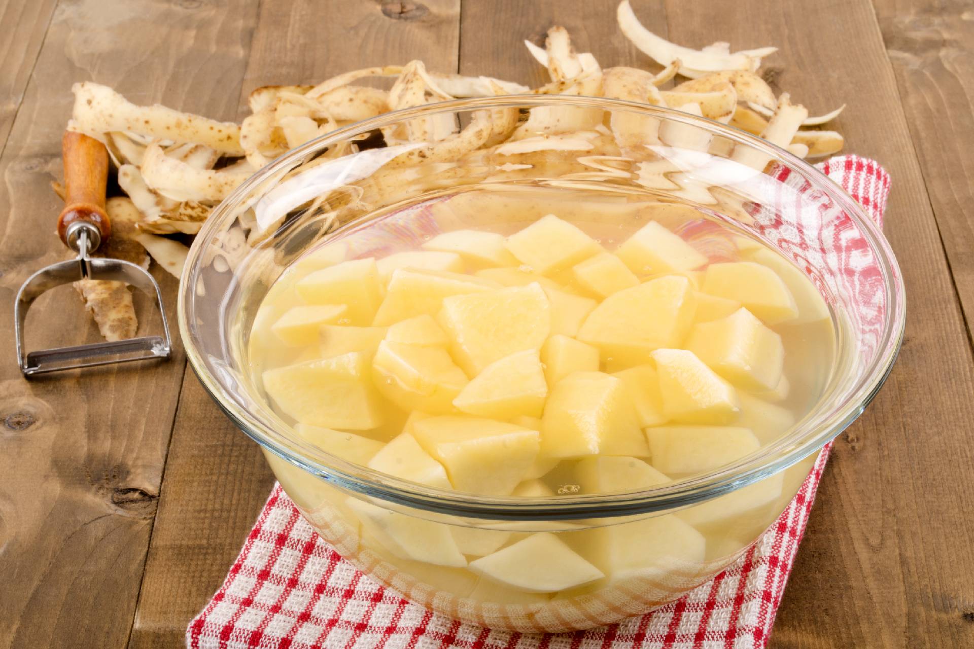 soaking potatoes ©iStock