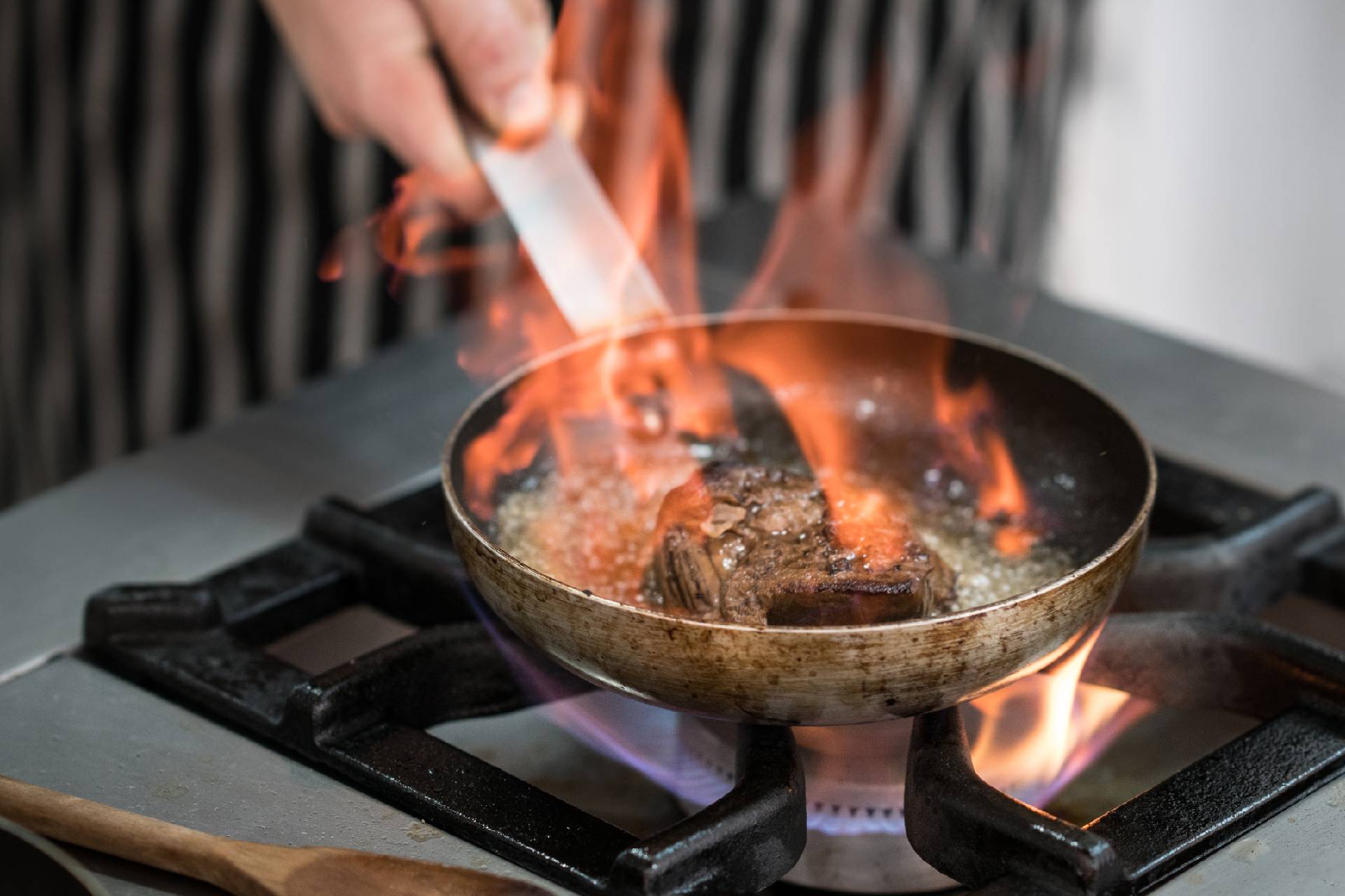 steak flambe ©iStock