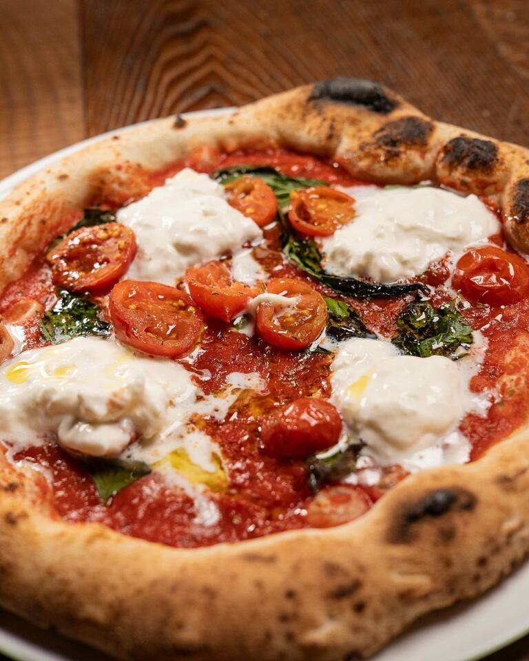 Pizza at Enosteria Lipen.