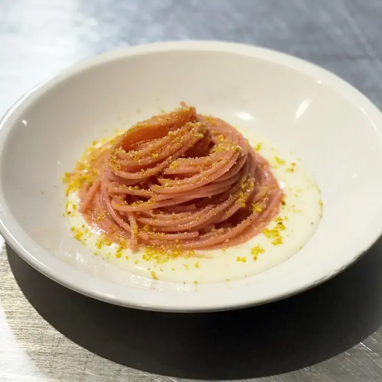 Spaghetti with beetroot cream and a hint of the sea.