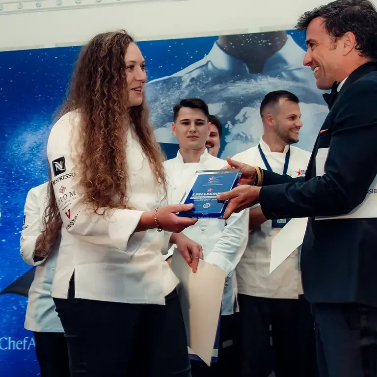 Zanté Neethling receiving the Social Responsibility Award.