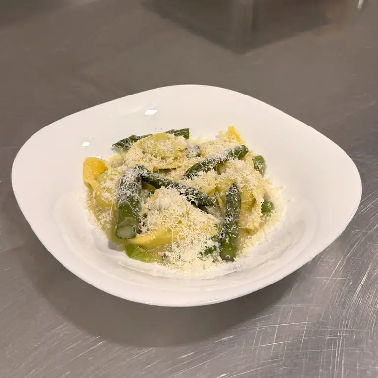Tortelloni with asparagus.