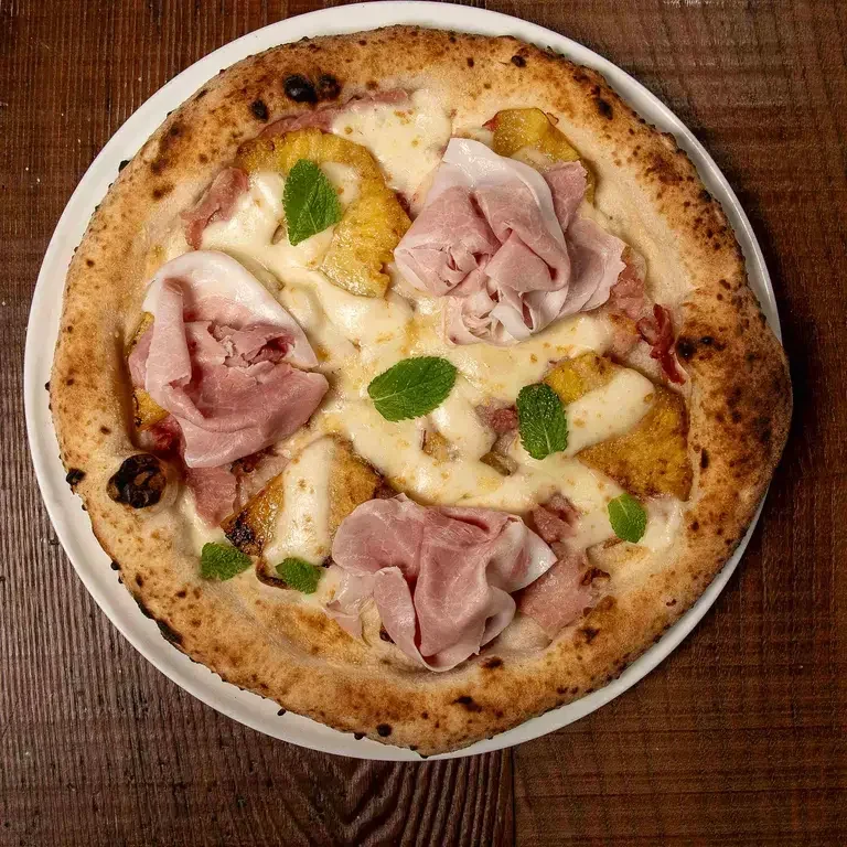 Ham pizza at Enosteria Lipen.