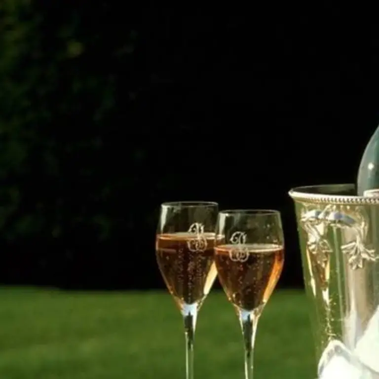 How to Serve Champagne Like a Master: 10 Top Tips