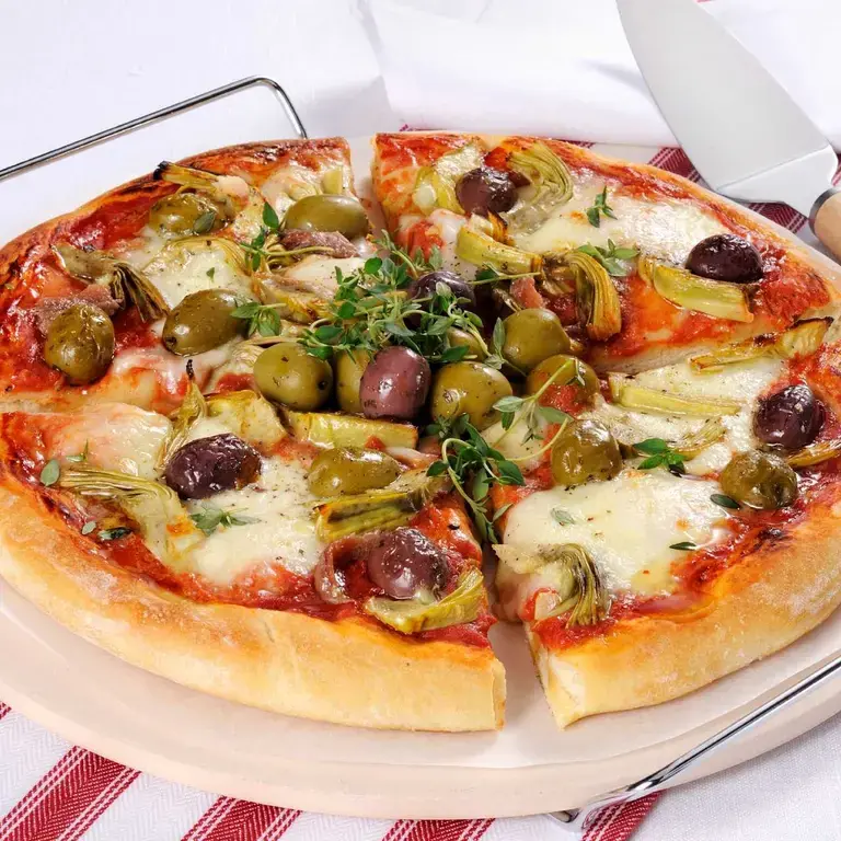 pizza with olives and artichokes ©StockFood _ Pizzochero, Franco