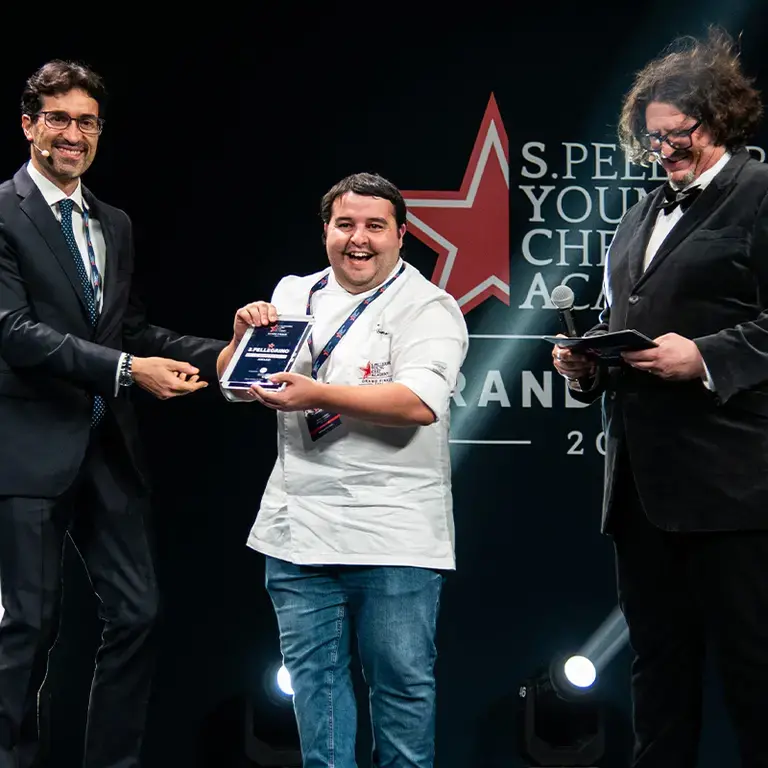 Artur Gomes wins the S.Pellegrino Social Responsibility Award.