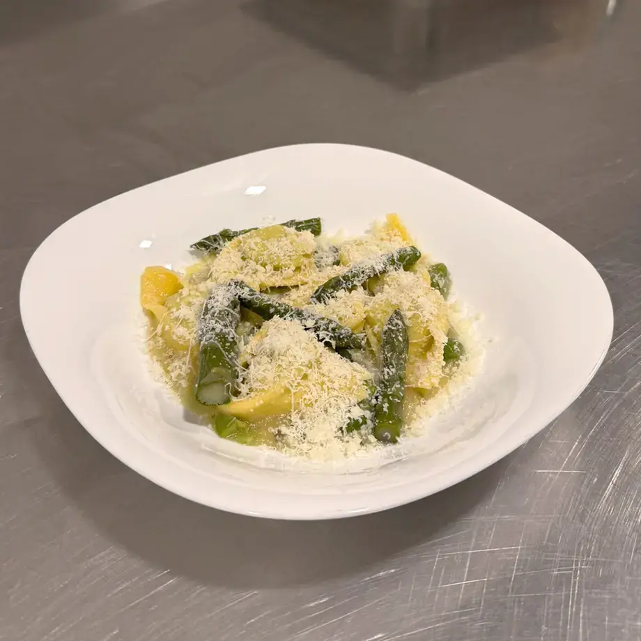 Tortelloni with asparagus.