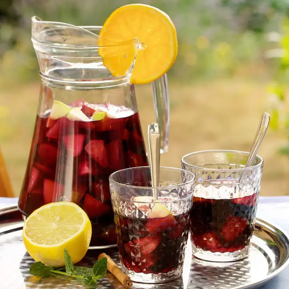 sangria jaer and glasses ©iStock