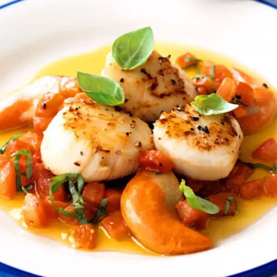 A dish of scallops in tomato sauce.