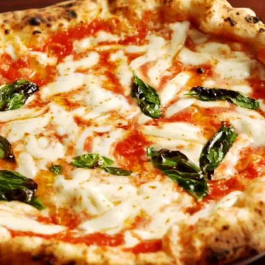 Pizza Margherita at 50 Kalo.