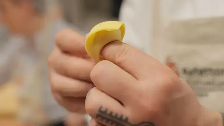 Chef closes the tortelloni in the traditional way