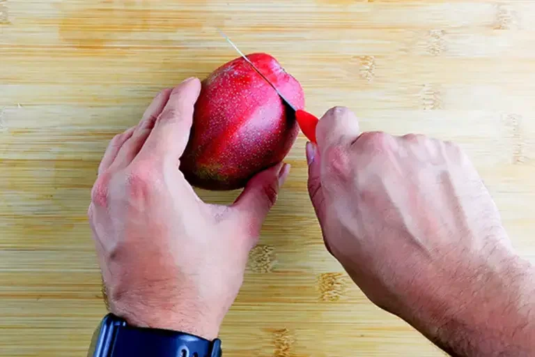 cutting Mango Albert Manso Miras