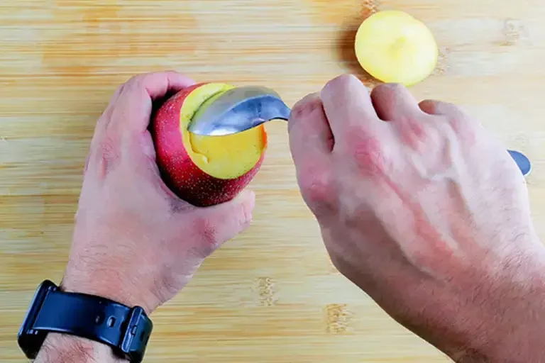 Removing seeds from mango Albert Manso Miras