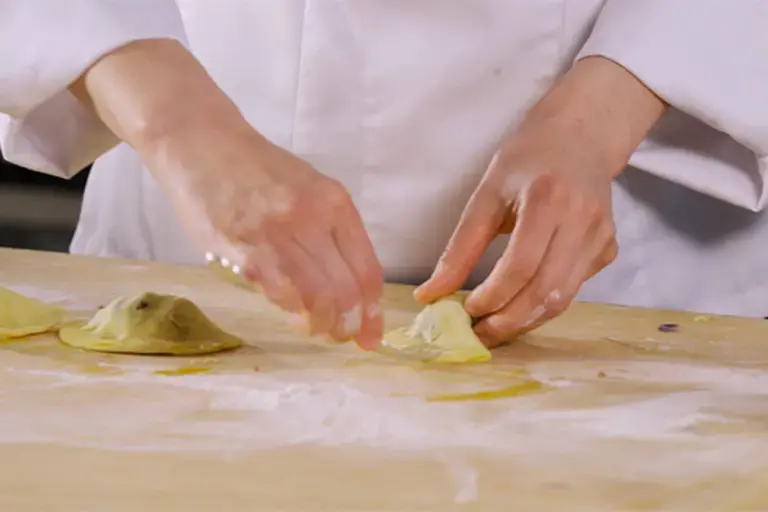 Pressing the edge of an empanada