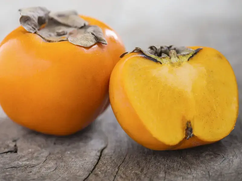 Persimmon fruit varieties and benefits