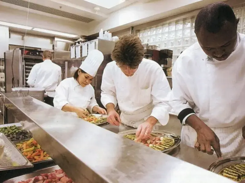 Original_13056_chefs-in-kitchen
