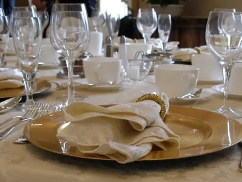 Fine Dining Etiquette - Which Knife and Fork to Use