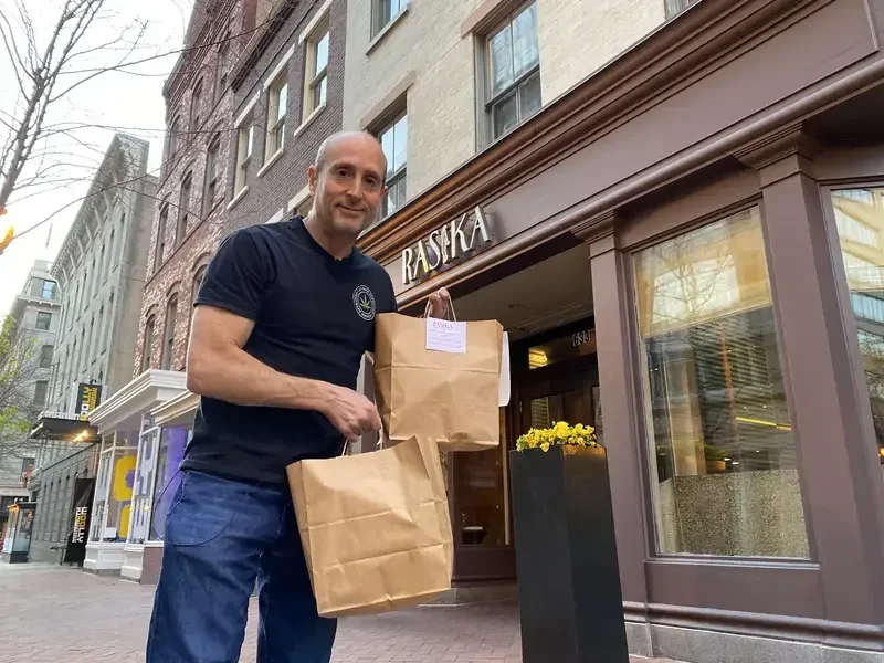 joel-haas-carrying-takout-bags-outside-restaurant