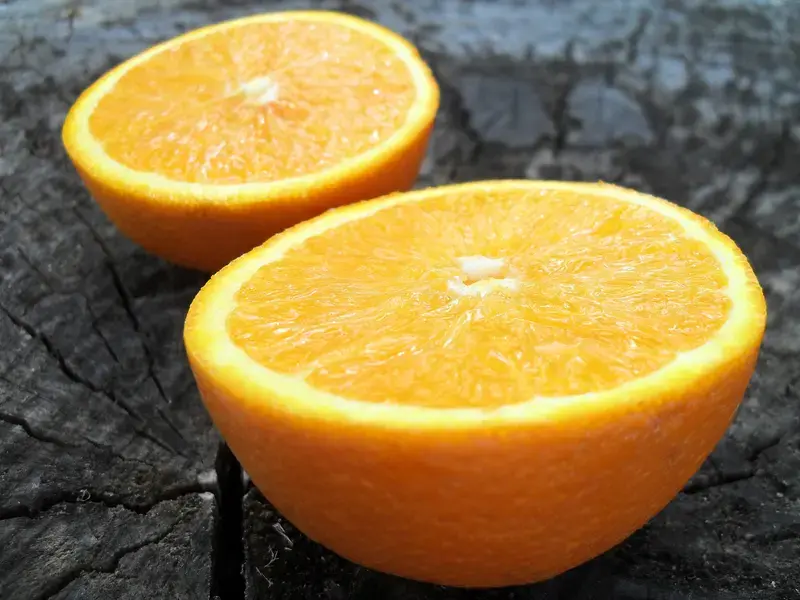 oranges-sliced-in-half-on-wood