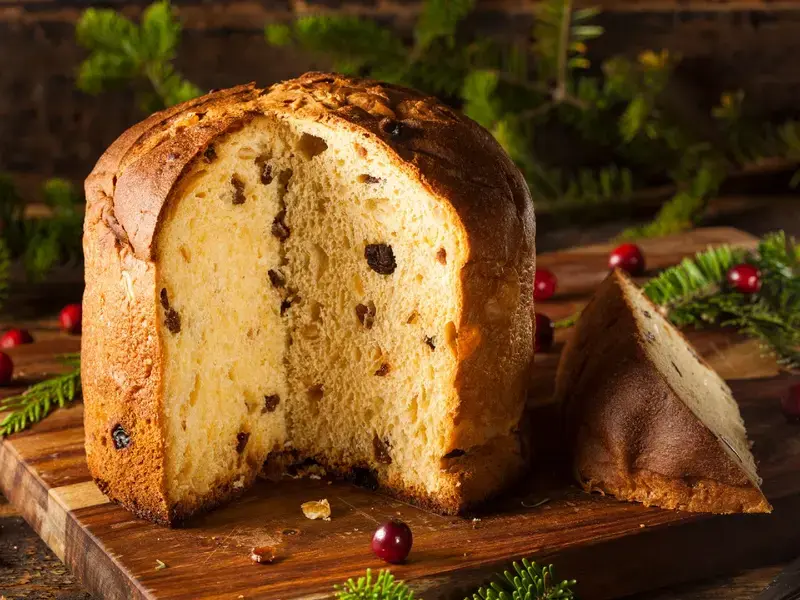 eat-panettone-like-italian