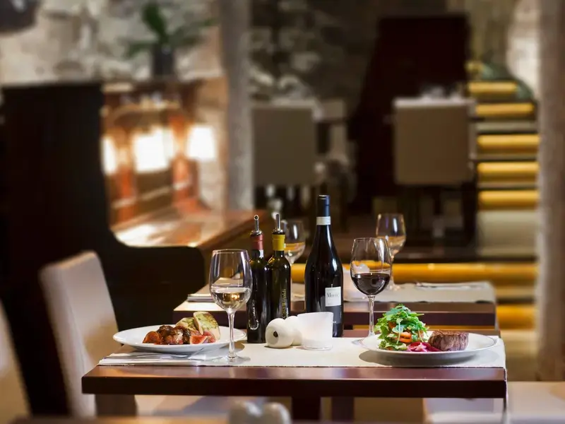 elegant restaurant inside ©StockFood