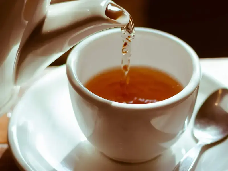 pouring tea ©iStock