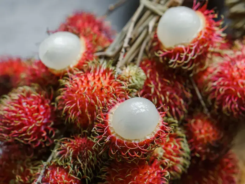 Peeled and unpeeled rambutan.