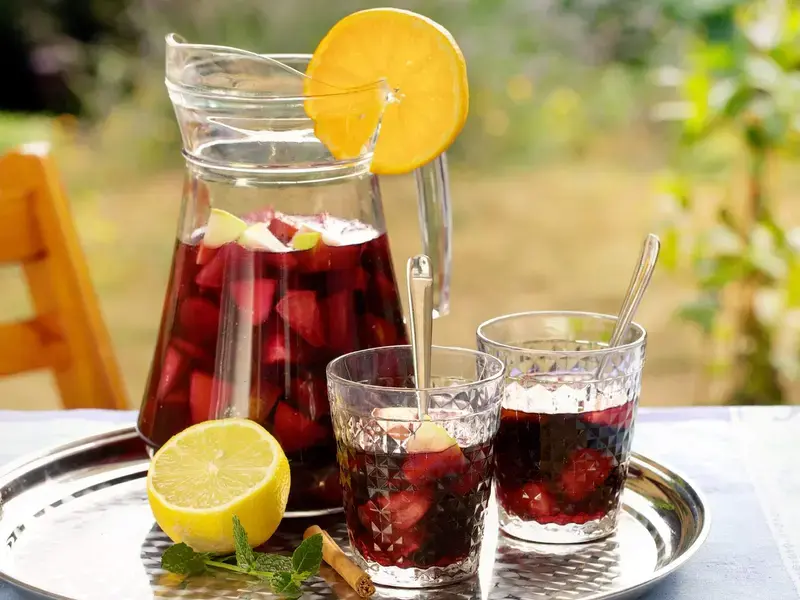 sangria jaer and glasses ©iStock