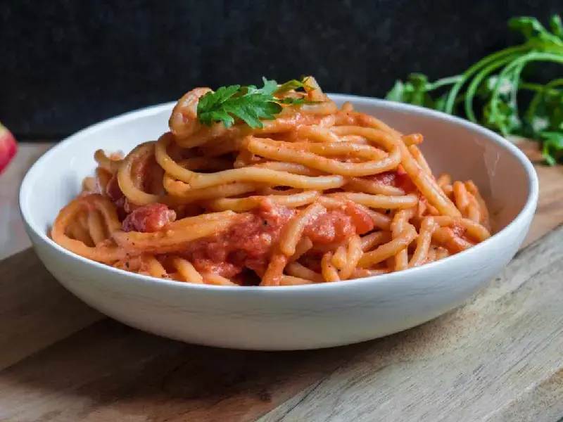 spaghetti with tomato sauce