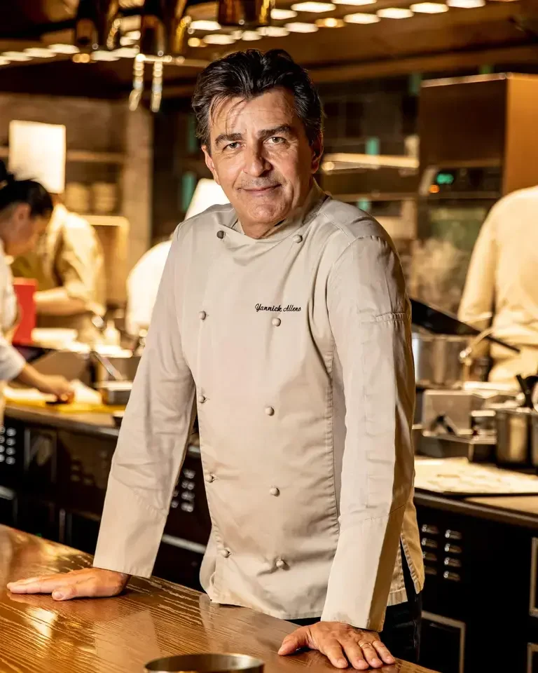Chef Yannick Alléno in the kitchen.