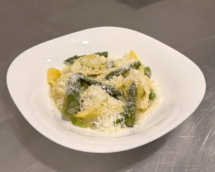 Tortelloni with asparagus.