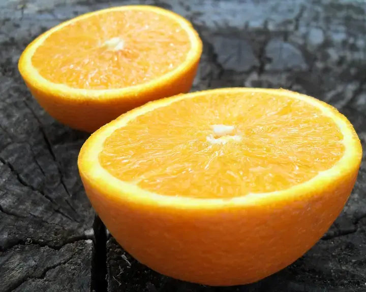 oranges-sliced-in-half-on-wood